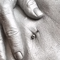 Torsoabformung einer Frau, Vollguss aus Gips, Silberlackierung, Anbringen von Piercings.