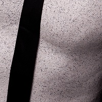 Torso eines Mannes, Oberflächenveredelung der Gipsbindenabformung, kein Hohlguss, Lackierung in Steinoptik, Anbringen einer Krawatte.