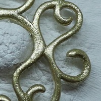 Teilbrust, schlicht gehalten, Nippelschmuck, individuelle Rahmengestaltung mit goldener Marmorierung.