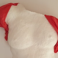 Gipsmaske eines Frauentorsos, Gipsbinden mit Struktur veredelt, kein Ausguss, Seidenpapier als Stola.