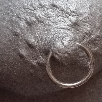 Torsoabformung einer Frau, Vollguss aus Gips, Silberlackierung, Anbringen von Piercings.